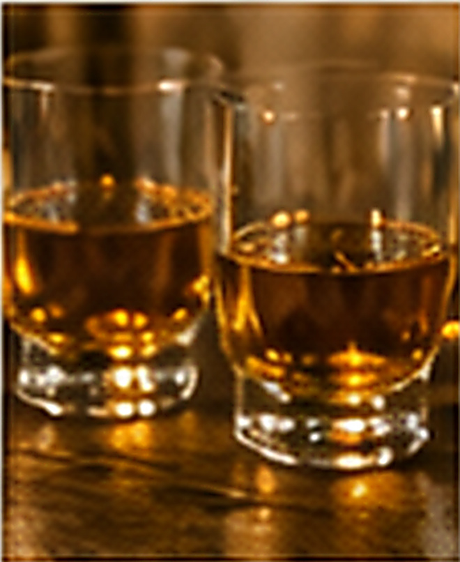 Dos vasos de whiskey irlandés sobre madera