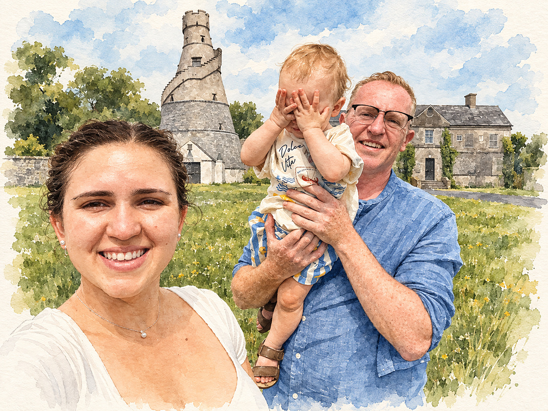 Cesia, Brian y su bebé en el campo irlandés, con una torre de piedra y una casa al fondo