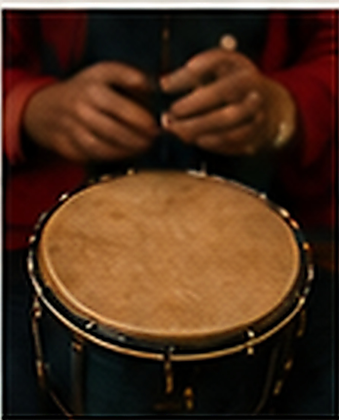 Manos tocando un pandero de plena